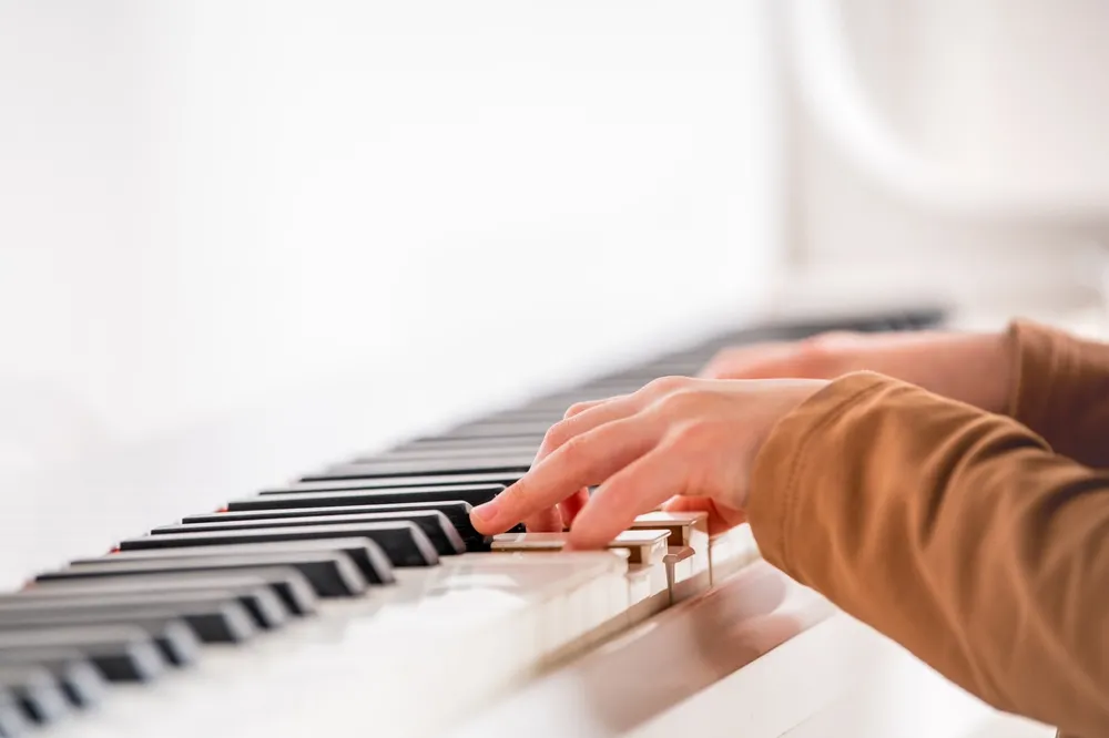 Selective,Focus,To,Kid,Fingers,And,Piano,Key,To,Play
