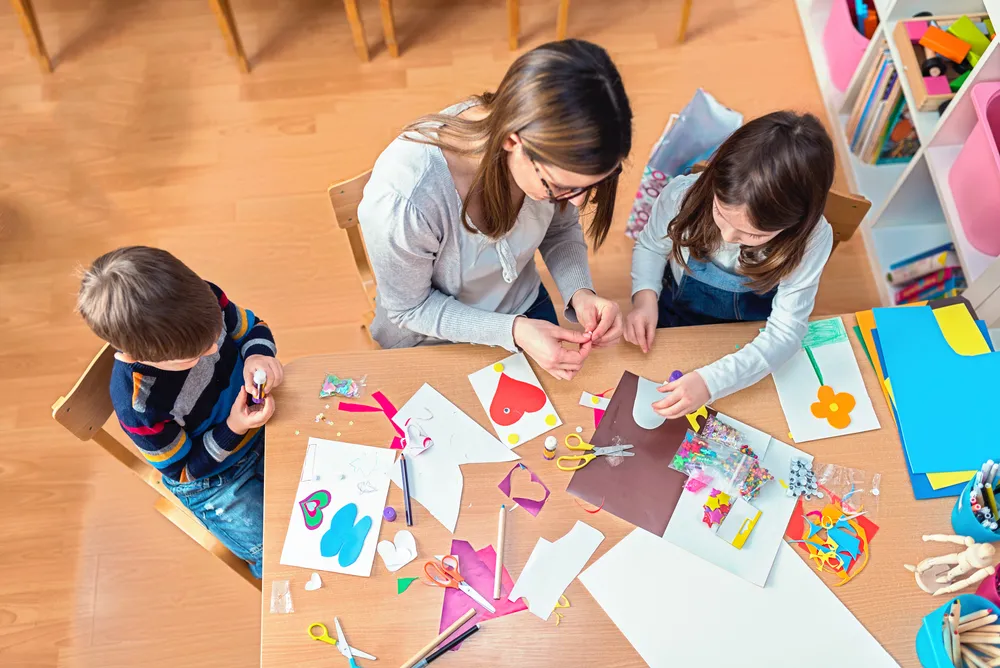 Teacher,With,Kids,-,Creative,Arts,Class